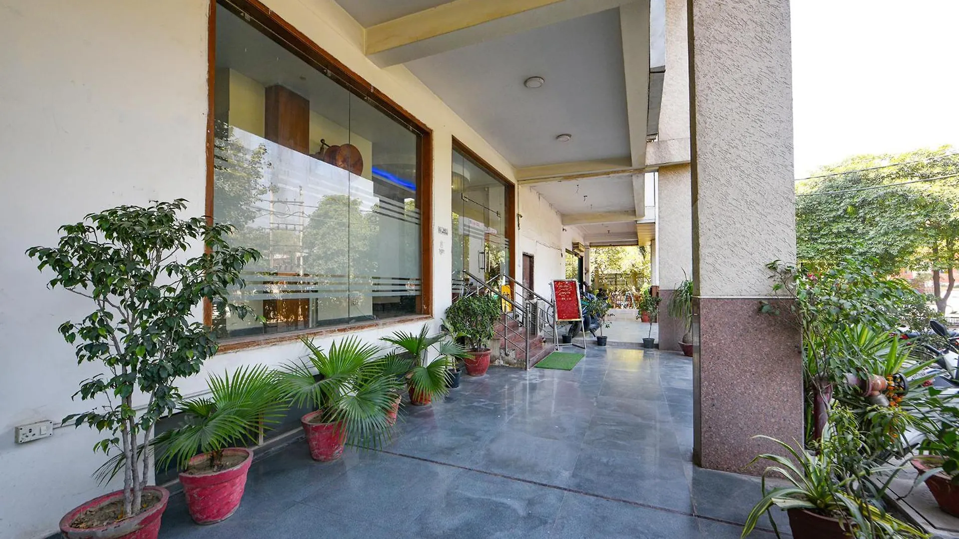 Hotel Gracious Gurgaon